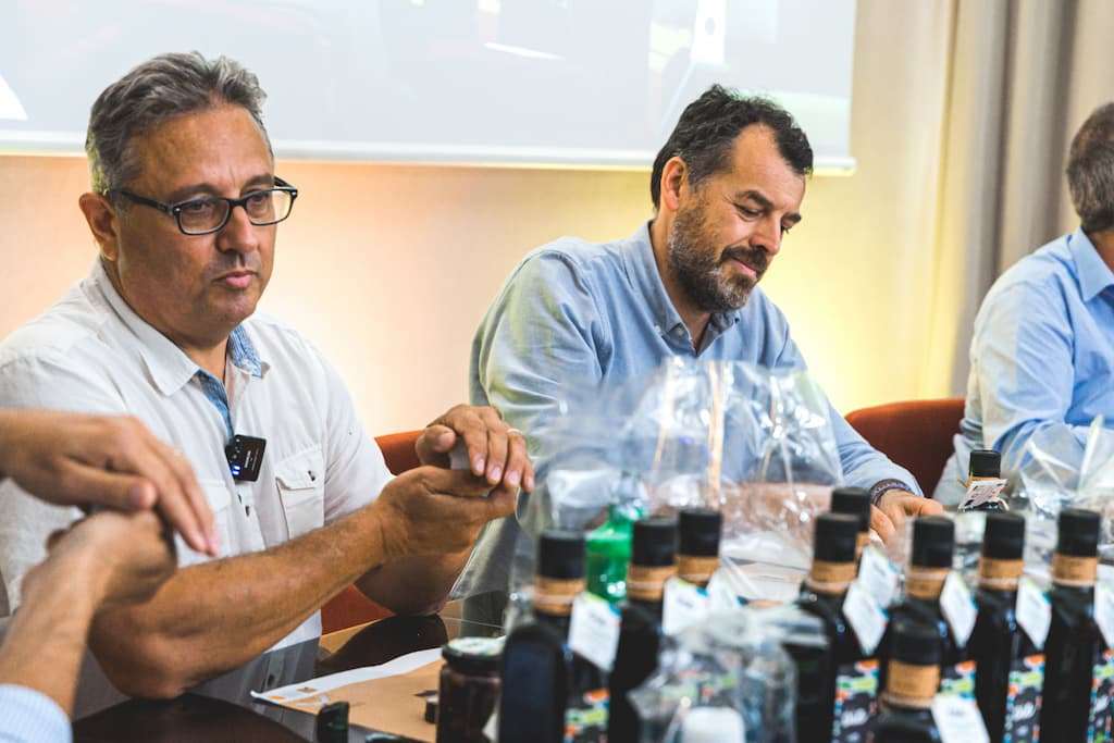 assaggio-olio-extra-vergine-oie
