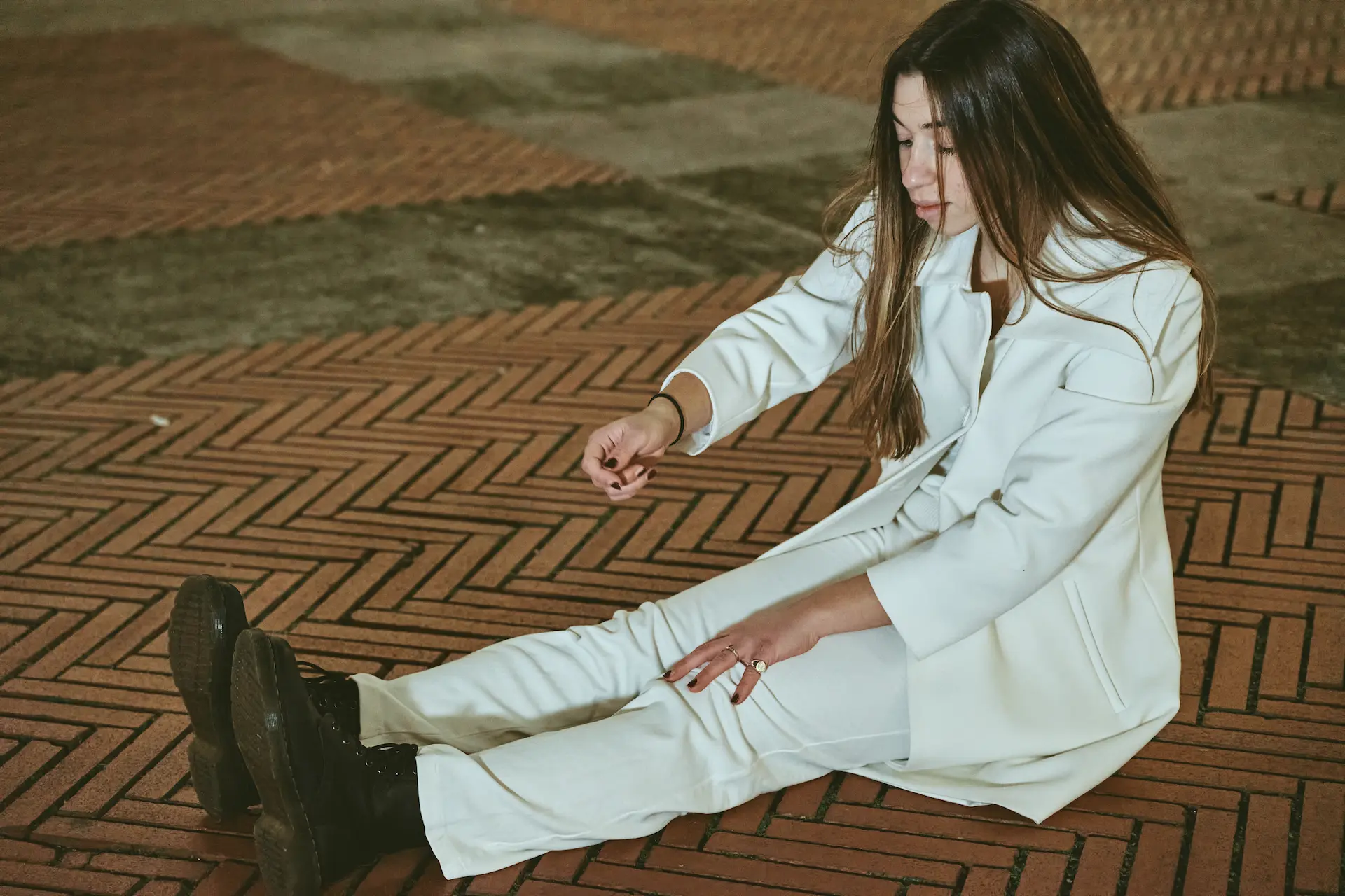 Ragazza-in-bianco-palazzo-ducale-genova-cfa-escher