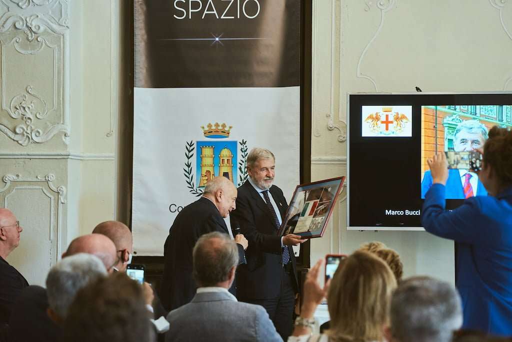 marco-bucci-sindaco-di-genova-premia-franco-malerba-al-festival-dello-spazio-2022