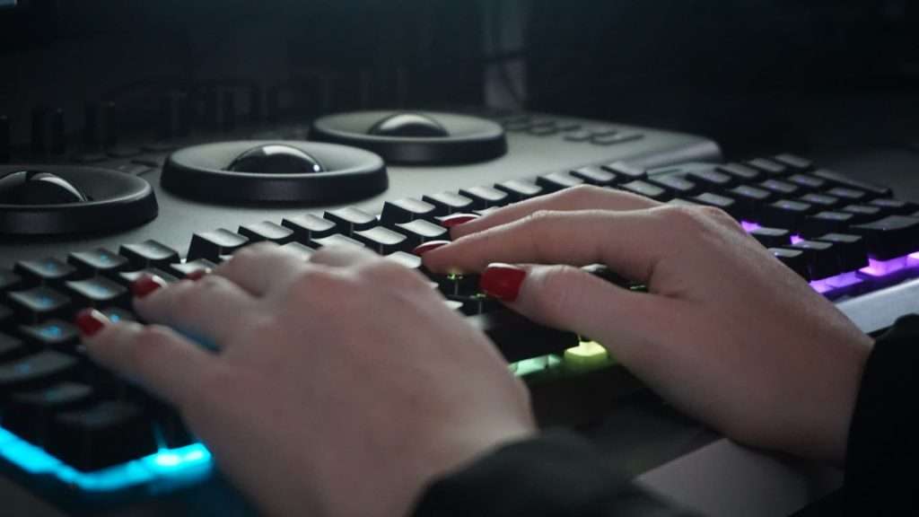 hacker-backstage-aercast-mitek
